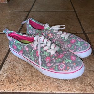 RUE 21 Low Lace Sneaker